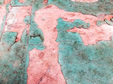 Eski mavi araba boyası çatlaklarının yakın çekimi. Otomobil, boyalı metal yüzeyi çatlatmış. Soyut desenli ve arkaplan.