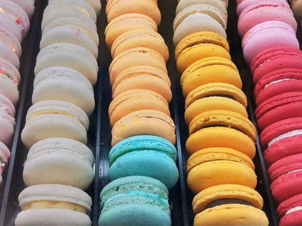 Macaroons Saborosos Coloridos Sucessivamente Sobremesa Tradicional Francesa Foco Próximo Seletivo — Fotografia de Stock