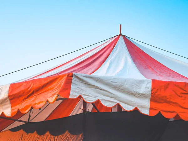 Zblízka Červené Velké Horní Karnevalové Stany Nebo Cirkus Pruhovaný Stan — Stock fotografie