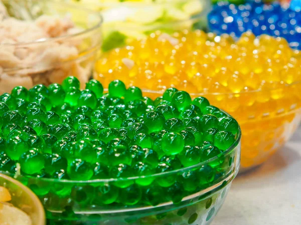 Cam kasede tatlı yeşil jöle balonu. Yeşil tapyoka topu ya da boba. Thai tatlısı (ruam mit)
