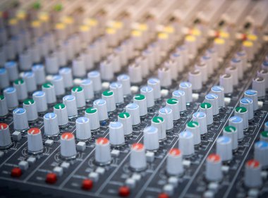 Ses ekolayzır karıştırma. Ses karıştırma için profesyonel stüdyo ekipmanları. Müzik stüdyosu görüntüsü. Yakın çekim ve seçici odaklama.