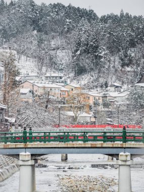 Takayama, Japonya - 15 Mart 2019: Chubu bölgesindeki Hida-Takayama eski kasabası Nakabashi Köprüsü. Nakabashi Köprüsü 'nde kar yağışı ve Miyakawa nehri kış mevsiminde.