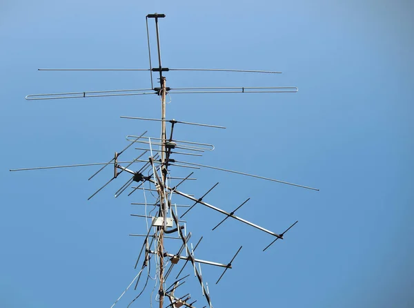 Velha Transmissão Sinal Antena Televisão Céu Azul Velha Tecnologia Comunicação — Fotografia de Stock