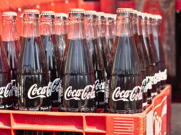 БАНГКОК - 19 декабря: Бутылки колы на доставке транспортных средств для дистрибьютора в самый жаркий месяц Таиланда 19 декабря 2019 года в Бангкоке, Таиланд
