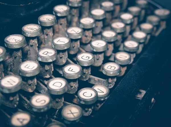 关闭老式的老式打字机 概念性图像出版 作者或写作 — 图库照片