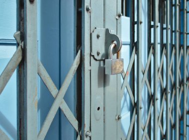 Demir sürgülü kapı ve koruma evi için vintage metalik kapı veya kapı eski gümüş kilit. (kapı, kulp, vintage)