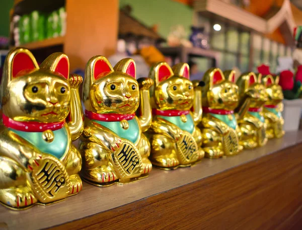 Japon Şanslı Kedisi ya da Maneki Neko, Japon ve Çinli Altın Kedi Dools iyi şans getirir..
