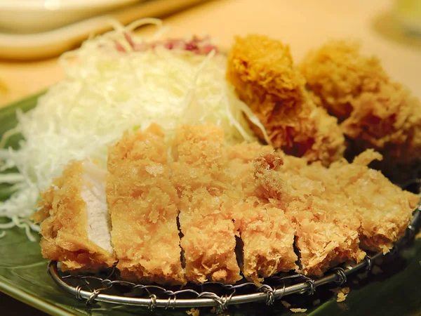 豚トンカツステーキ チャーシュー 千切りキャベツ添えの揚げパン 日本食 — ストック写真
