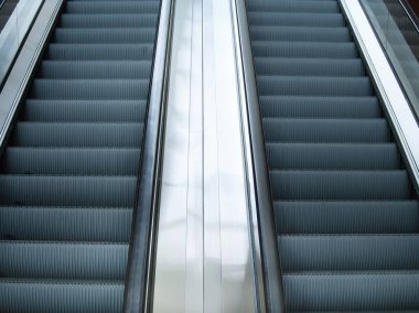 Metro istasyonunda ya da alışveriş merkezinde boş yürüyen merdivenler, ofis binasında modern yürüyen merdivenler.. 