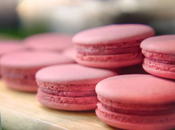 Foco Seletivo Macaroons Morango Francês Macarons Amêndoa Rosa Doce Biscoito — Fotografia de Stock