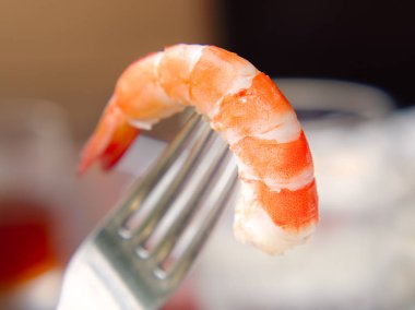 Lezzetli pişmiş karides ya da karides, soyulmuş deniz ürünleri yemeye hazır. Kapat ve seçici odaklan.