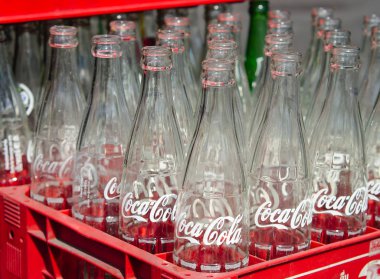 Bangkok, Tayland - 15 Ocak: 15 Ocak 2020 'de Bangkok, Tayland' da kırmızı plastik kutuda boş Coca Cola şişeleri. Coca Cola içecekleri The Coca-Cola Company tarafından üretilir ve üretilir.