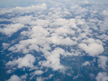 Mavi gökyüzü bulutlu hava manzarası, yukarıdan bulutlar. Uçaktan manzara.