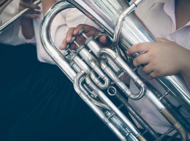 Tuba müzisyenine yakın çekim, bando sunumu. Bando tubası enstrümanı..