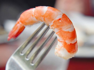 Lezzetli pişirilmiş karides ya da karides, soyulmuş deniz ürünleri yemeye hazır.. 