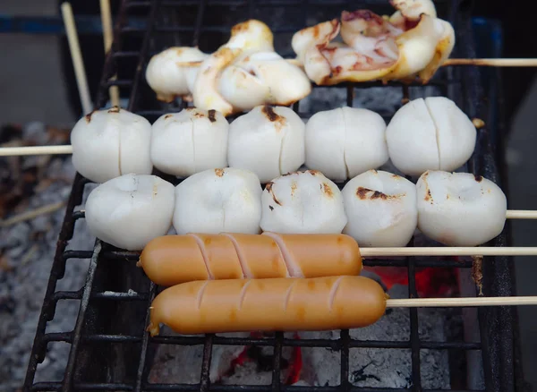 Balık Köfteleri Sosisler Izgarada Kızarmaya Hazır Tayland Sokak Yemeği Barbekü — Stok fotoğraf