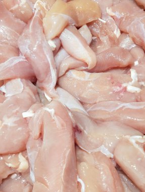 Taze tavuk göğsü filetoları süpermarkette satılıktır. Gıda resmi arkaplanı.