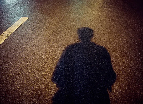 Σκιά Των Ανδρών Στο Δρόμο Τσιμεντένιο Φόντο Νύχτα Σκιά Των — Φωτογραφία Αρχείου