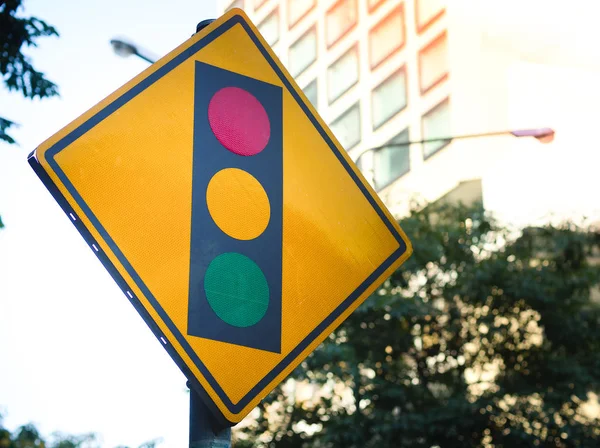 Verkeerstekens Waarschuwen Voor Verkeerslichten Verkeersbord Paal Voor Veiligheid Stad — Stockfoto