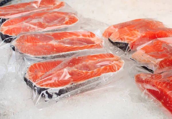 Filetto Salmone Fresco Imballaggio Plastica Vendita Supermercato Mercato Dei Frutti — Foto Stock