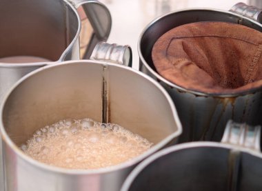 Tayland çayı ve Tayland kahvesi için geleneksel pamuk filtresi, seçici odaklanma ve kapatma