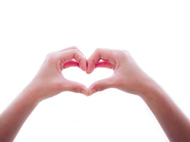 Beyaz ışık kutusu arka planındaki ellerden gelen kalp sembolü, Aşk ya da Sağlık kavramı.