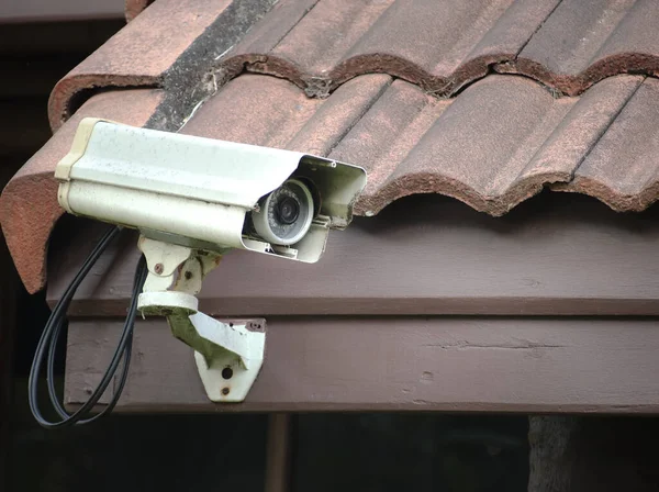Stara Kamera Ochrony Lub Kamery Zainstalowane Dachu Domu Ochrona Bezpieczeństwo — Zdjęcie stockowe