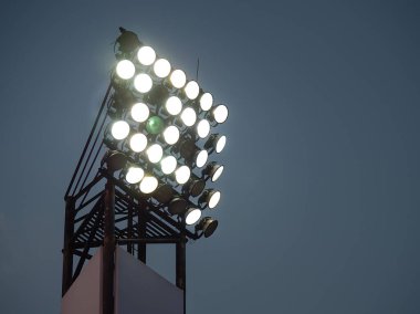 Gece stadyumundaki spot ışıkları kuleleri ya da halk parkındaki yüksek voltajlı spot ışığı kulesi..