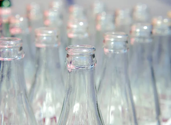 Muchos Utilizan Botellas Vidrio Dispuestas Filas Primer Plano Enfoque Selectivo — Foto de Stock