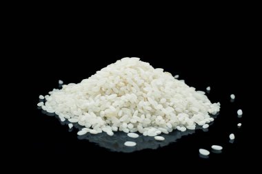 Siyah zemin üzerinde yansıması olan çiğ pirinç