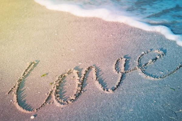 Sahilde dalgalı aşk kelimesi