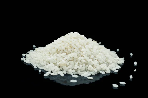 Siyah zemin üzerinde yansıması olan çiğ pirinç