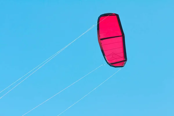 Cometa Roja Grande Para Kitesurf Sobre Fondo Azul Del Cielo — Foto de Stock