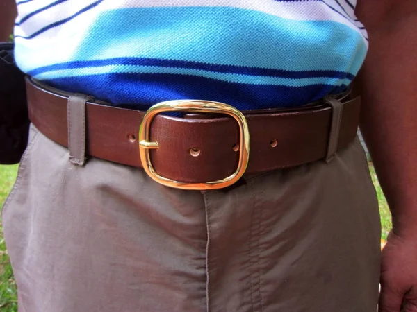 Deri kemer 03/fotoğraf deri kemer ile bir adamın