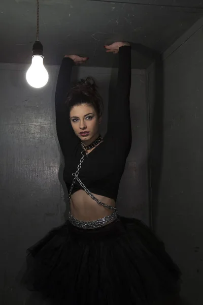 Sexy fetish ballerina in metalen kamer. — Stockfoto