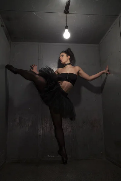 Szexi fétis balerina fém szobában. — Stock Fotó