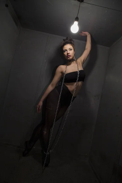 Сексуальний фетиш балерини в металевій кімнаті . — стокове фото