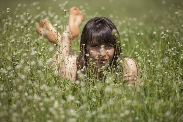 セクシーな女性の屋外のポートレート. — ストック写真