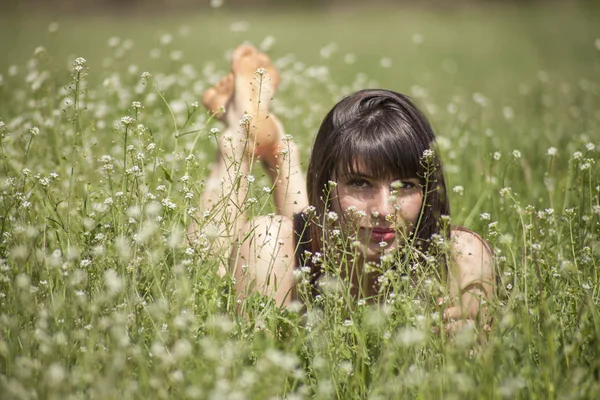 セクシーな女性の屋外のポートレート. — ストック写真