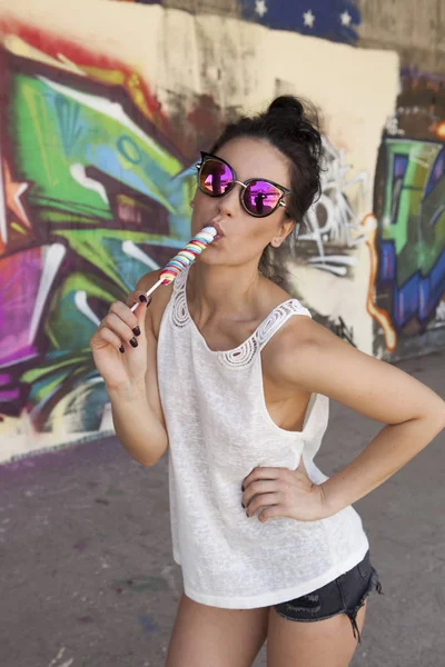 Carino donna mangiare lecca-lecca sexy . — Foto Stock