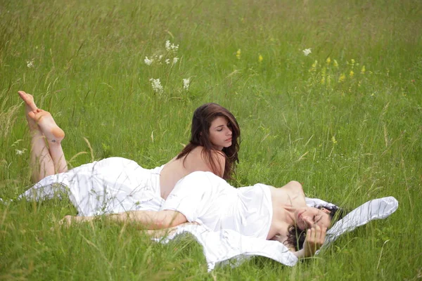 Retrato Dos Mujeres Sexy Naturaleza Con Vestidos Blancos — Foto de Stock