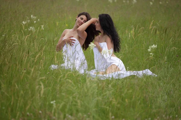 Retrato Duas Mulheres Sexy Natureza Com Vestidos Brancos — Fotografia de Stock