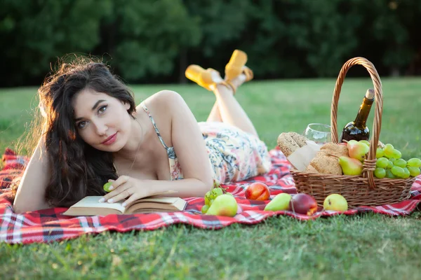 Sexig brunett kvinna på picknick filt i parken. — Stockfoto