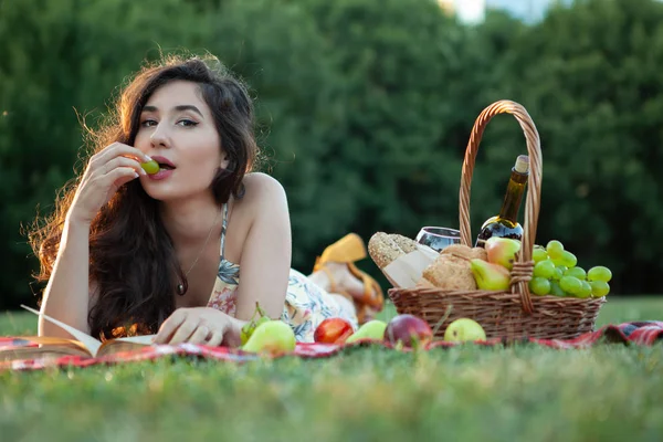 Sexig brunett kvinna på picknick filt i parken. — Stockfoto