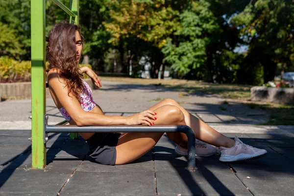 Desportivo Jovem Mulher Morena Sexy Fazendo Exercícios Campo Esportes Conceito — Fotografia de Stock