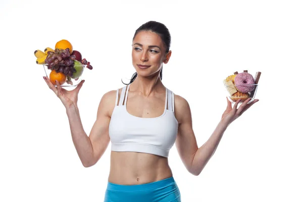 Donna Bruna Sexy Tuta Fitness Mangiare Frutta Caramelle Studio Sparare — Foto Stock