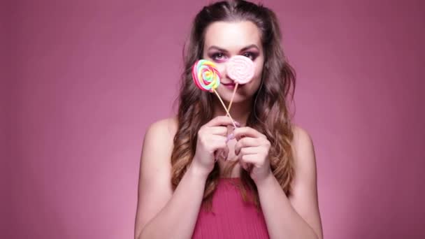 Mujer Sexy Joven Comiendo Piruleta Estudio Rodaje Sobre Fondo Rosa — Vídeos de Stock