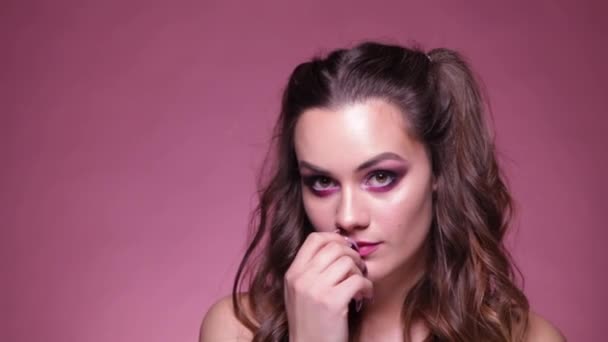 Tânără Femeie Sexy Flirtând Fața Camerei Studio Împușcat Fundal Roz — Videoclip de stoc