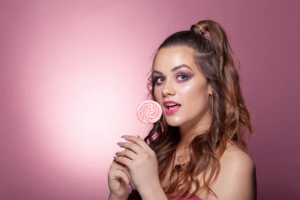 Mujer Sexy Joven Comiendo Piruleta Estudio Rodaje Sobre Fondo Rosa —  Fotos de Stock