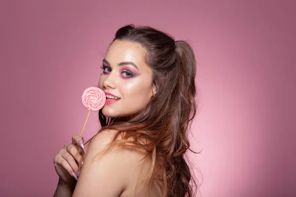 Mujer Sexy Joven Comiendo Piruleta Estudio Rodaje Sobre Fondo Rosa —  Fotos de Stock